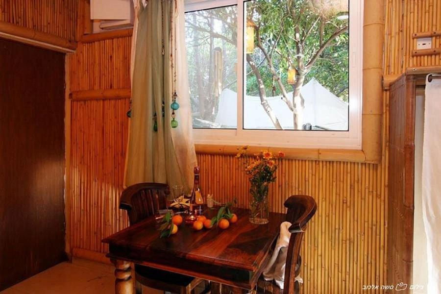 Готель ביקתפוז וקלמנטינה- מתחם בקתות וסוויטות עם ג'קוזי פרטי ובריכה משותפת Ліман Номер фото